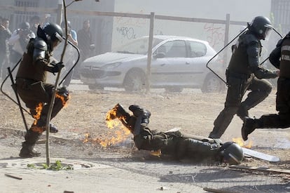 Ao menos 20 policiais ficaram feridos em protesto no Chile, três deles queimados pelas bombas lançadas por encapuzados.