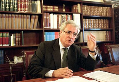 Enrique Múgica, en su despacho cuando ocupaba el cargo de Defensor del Pueblo en 2004.