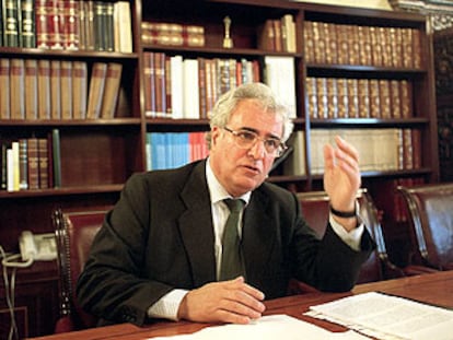 Enrique Múgica, en su despacho cuando ocupaba el cargo de Defensor del Pueblo en 2004.