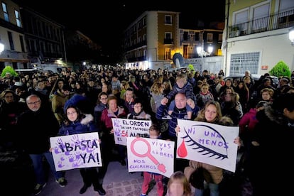 Concentración anoche en Elda en condena por el asesinato machista de Jéssica.