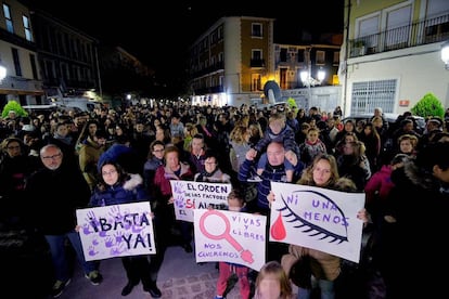 Concentraci&oacute;n anoche en Elda en condena por el asesinato machista de J&eacute;ssica. 