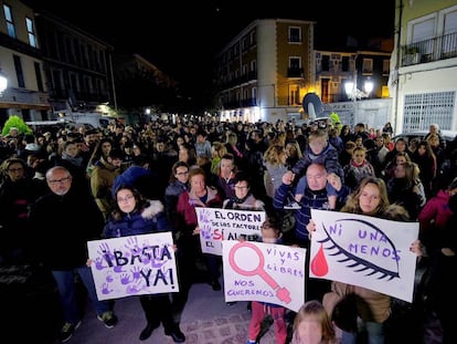 Concentraci&oacute;n anoche en Elda en condena por el asesinato machista de J&eacute;ssica. 