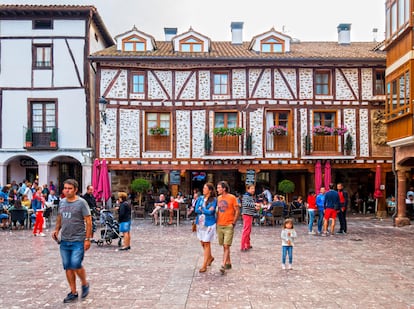 27. La Rioja: Plaza del Conde Torremúzquiz de Ezcaray.