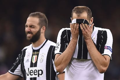 Higuain y Chiellini muestran su tristeza tras perder la final de la Champions ante el Real Madrid.