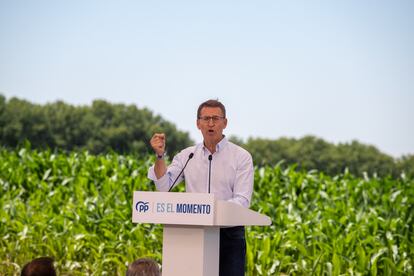 El líder del PP, Alberto Núñez Feijóo clausura un acto sectorial sobre el sistema agroalimentario y el mundo rural, este sábado 1 de julio, en Santa Maria de Gimenells, Lleida.