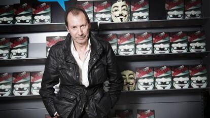 David Lloyd, envuelto en las portadas de su V de Vendetta.