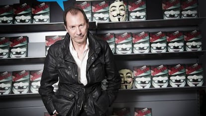 David Lloyd, envuelto en las portadas de su V de Vendetta.