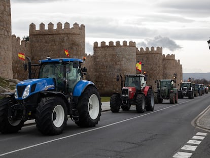 Una fila de tractores atraviesa Ávila durante la tercera jornada de protestas de los ganaderos y agricultores.