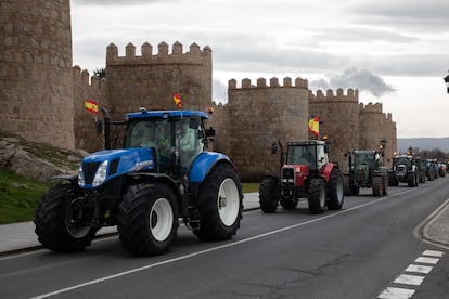 Una fila de tractores atraviesa Ávila durante la tercera jornada de protestas de los ganaderos y agricultores.