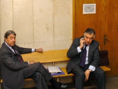 Alberto Cortina (izq) y Alberto Alcocer en un juzgado de Madrid en 2005