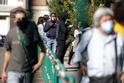 Fila de pessoas esperando para fazer o teste de coronavírus no hospital San Giovanni, em Roma, na última quinta-feira.