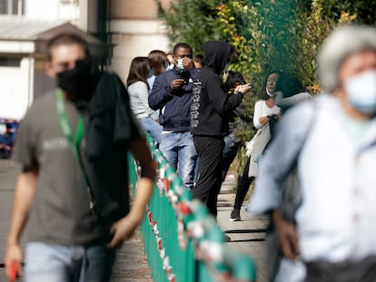 Fila de pessoas esperando para fazer o teste de coronavírus no hospital San Giovanni, em Roma, na última quinta-feira.