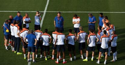 Van Gaal da una charla a los jugadores de Holanda