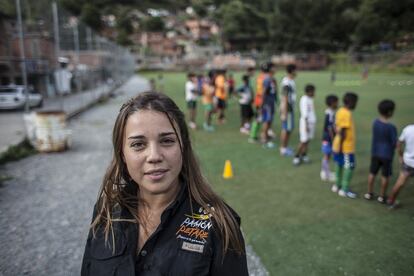 María Gabriela Rivas, una de las responsables de Pasión Petare posa ante uno de los campos de fútbol que gestiona la organización. Gracias al compromiso de la Alcaldía de Sucre con esta iniciativa social, diversos espacios deteriorados fueron rehabilitados por el alcalde Carlos Ocariz para la creación de las escuelas de fútbol que se reparten por todo el barrio.