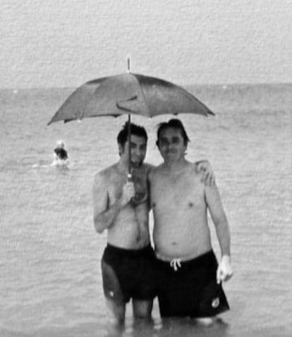 Joaquín Sabina y el poeta Luis García Montero, en la playa de Rota.