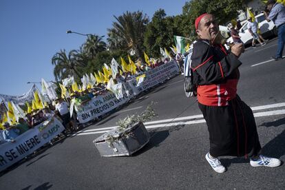 A la protesta no se sumaron Asaja ni Cooperativas Agro-alimentarias ni fabricantes. Los asistentes dieron inicio a la manifestación sobre las diez y media de la mañana, desde el estadio Benito Villamarín hasta el Palacio de San Telmo para luego dirigirse a la Plaza España donde se encuentra la Delegación del Gobierno en Andalucía.