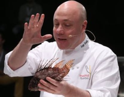 El cocinero colombiano Jorge Rausch, con un ejemplar de pez león.
