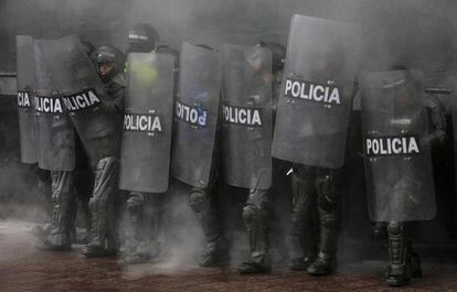 Policías antidisturbios durante una protestas estudiantil en Bogotá. 