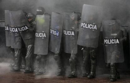 Policías antidisturbios durante una protestas estudiantil en Bogotá.