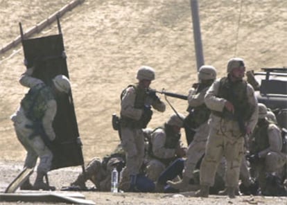 Un grupo de soldados presta los primeros auxilios a los heridos tras un atentado con bomba en Al Taji, al norte de Bagdad.