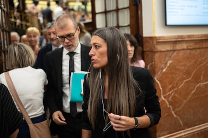 El diputado de Junts Josep Maria Cruset y la portavoz de Junts en el Congreso, Miriam Nogueras, salen de una sesión plenaria en el Congreso de los Diputados, este jueves.
