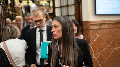 El diputado de Junts Josep Maria Cruset y la portavoz de Junts en el Congreso, Miriam Nogueras, salen de una sesión plenaria en el Congreso de los Diputados, este jueves.