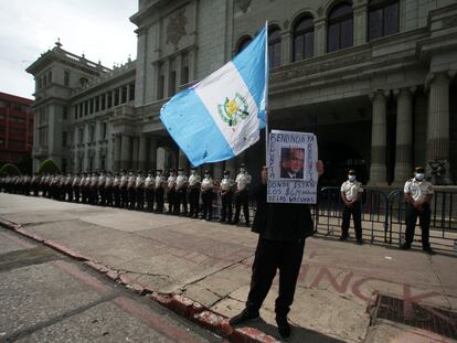 Manifestación en Ciudad de Guatemala contra la destitución del fiscal Juan Francisco Sandoval