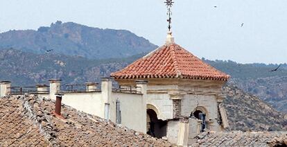 Campanario destrozado de una de las iglesias de Lorca que han quedado seriamente dañadas por los efectos del terremoto.