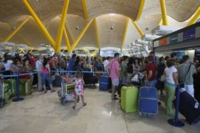 Turistas en el aeropuerto de Barajas en Madrid. EFE/Archivo