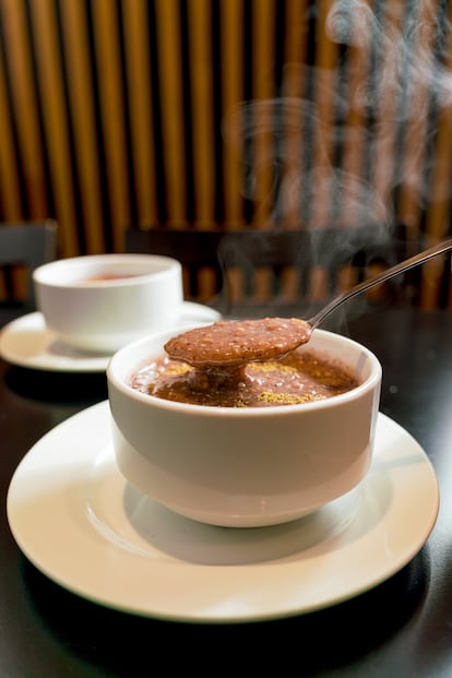 El plato de cuchara tradicional portugués 'papas de sarrabulho', en Conga Casa das Bifanas, de Oporto.