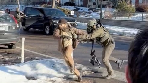 Un video mostra un altercato tra Alex Pretti e agenti migratori 11 giorni prima della morte