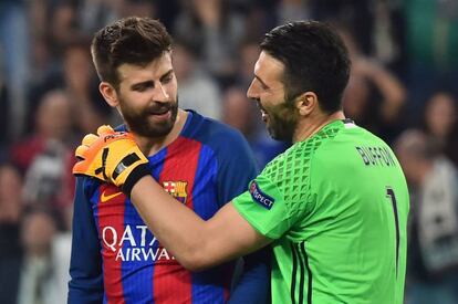 Buffon habla con Piqué durante el partido Juventus-Barcelona.