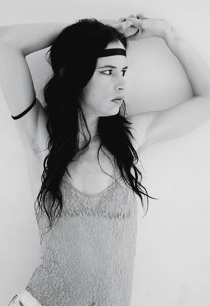 Juliette Lewis, o la actriz prodigiosa que dejó todo para encarnarse en estrella del punk rock con un directo demoledor.