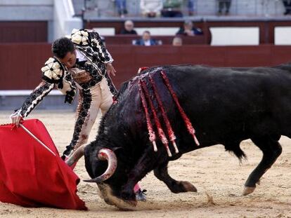 El Fundi, en su segundo toro de la corrida Goyesca del Dos de Mayo, d&iacute;a de la Comunidad de Madrid en la plaza de toros de Las Ventas.