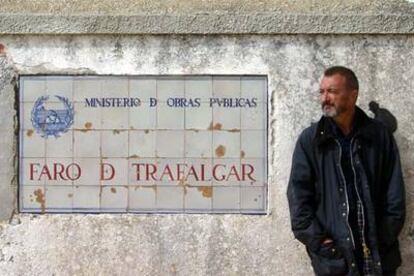 Arturo Pérez-Reverte en la entrada del faro de Trafalgar.