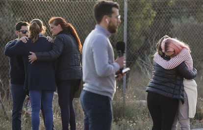 Familiares y vecinos afectados por la muerte de los dos hermanos desaparecidos en el término de Rocafort-Godella, en Valencia.