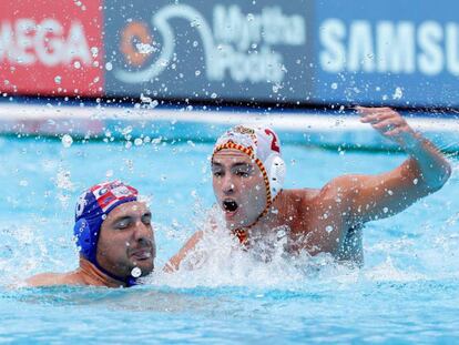 Alberto Munarriz (derecha) ante Andro Buslje.