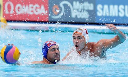 Alberto Munarriz (derecha) ante Andro Buslje.
