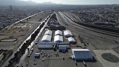 Una vista aérea del refugio temporal en El Punto, en Ciudad Juárez.