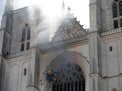 Varios bomberos, en la catedral de Nantes.