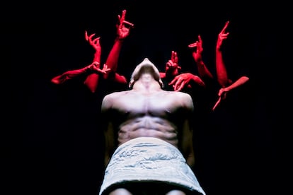 Un momento del espectáculo de danza '#INCUBATIO Circumambulatio', representado por la CND en Madrid.