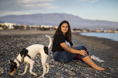 Laura en la Playa de Poniente de Motril con su perro Coco, un animal pequeño y nerviosísimo que contrasta –como un ying y un yang– con la otra perra de la familia, Queen, pachorrenta. La playa es una de las cosas que más le gustan de su ciudad.