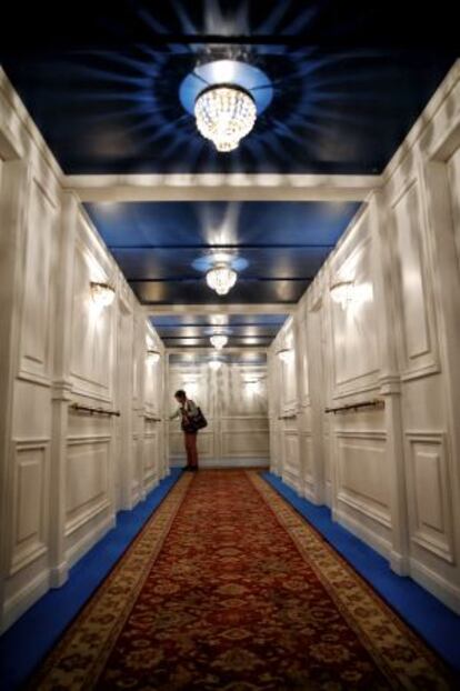 Uno de los pasillos de primera del Titanic que se reproduce en la muestra.