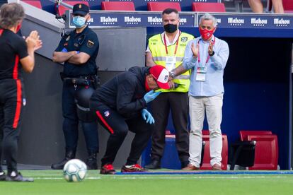 Germán Burgos dijo poco antes de marcharse que los rockeros no lloran porque da mala imagen, pero alguna lágrima se le escapó el día de su despedida en el Wanda Metropolitano. El Mono puso punto y final en julio a su etapa de nueve años en el Atlético de Madrid con unos honores nunca vistos para un segundo entrenador, dejando atrás una dupla histórica con Diego Pablo Simeone en el banquillo y una imagen de tipo duro tras el que se escondía un estudioso del fútbol que se iba de madrugada al Cerro del Espino a ver vídeos. Su espíritu, greñas y rock, seguirá sobrevolando el feudo rojiblanco cada vez que suene ese 'Thunderstruck' de AC/DC antes de los partidos.