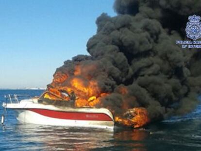Embarcaci&oacute;n incendiada por uno de los detenidos en alta mar.