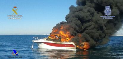Embarcación incendiada por uno de los detenidos en alta mar.