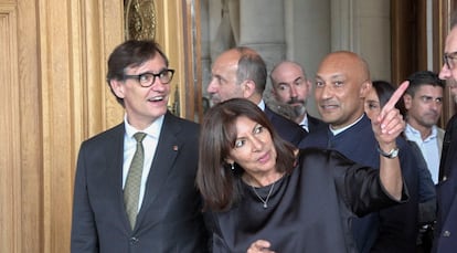 El presidente catalán Salvador Illa, durante su encuentro con la alcaldesa de la capital francesa, Anne Hidalgo, este viernes en París.