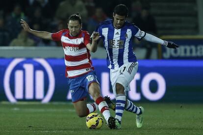 Iturra y Vela luchan por el balón.