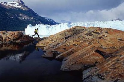 El Perito Moreno, al sur de Argentina, termina en el canal de los Ventisqueros con una pared helada de cinco kilómetros de ancho y hasta 60 metros de alto.