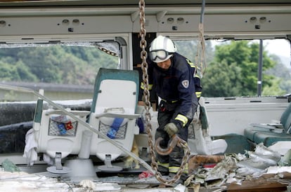 Un bombero trabaja en el interior de uno de los vagones del tren Alvia procedente de Madrid, que descarril&oacute; ayer a la altura de Santiago.